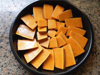 8、蜂蜜烤南瓜,摆放在披萨盘的中间位置。