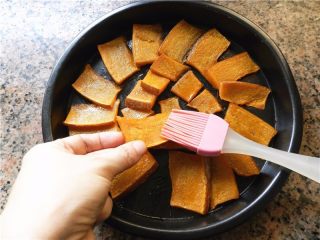 11、蜂蜜烤南瓜,再在南瓜另一面，刷上一层蜂蜜。