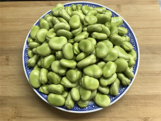 2、清炒蚕豆,把蚕豆剥去外壳，用水冲洗干净后沥干水分。