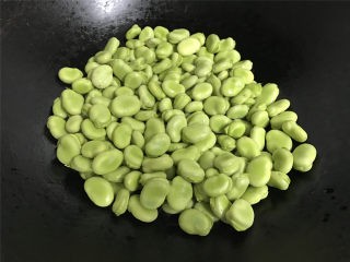 4、清炒蚕豆,放入沥干水分的蚕豆。