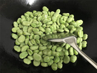 5、清炒蚕豆,翻炒均匀。