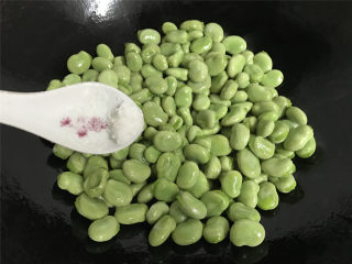 6、清炒蚕豆,炒匀后加入适量盐。