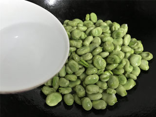 7、清炒蚕豆,炒匀后加入少许水。