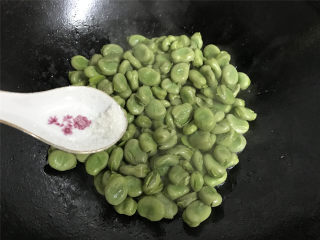 8、清炒蚕豆,然后加入少许糖调一下味。