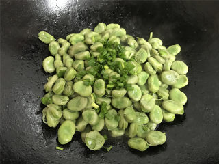 9、清炒蚕豆,最后撒入香葱碎。