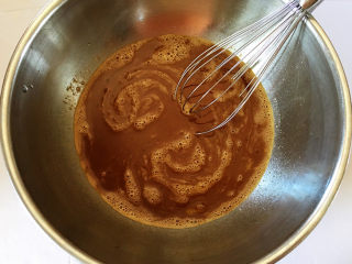 7、红枣糕,用蛋抽搅匀。