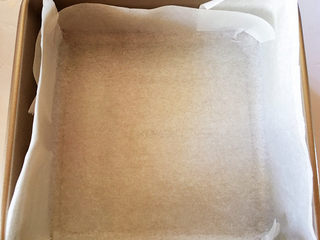 15、红枣糕,8寸方形烤盘中提前铺好油纸。