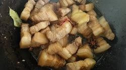 6、红烧肉,6.倒入老抽，生抽均匀上色！