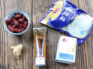 1、秋梨膏,准备好食材