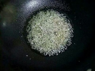 8、琥珀核桃仁,熬制时要不断搅拌，由大气泡变成密集小气泡。