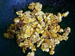 10、琥珀核桃仁,熬好后迅速加入核桃仁快速翻拌均匀。
