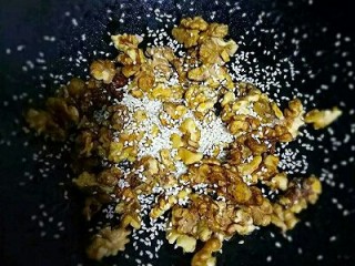11、琥珀核桃仁,关火，倒入芝麻快速翻拌均匀即可
