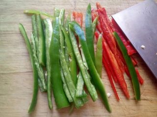 3、蚝油双椒手撕杏鲍菇,青红椒也切丝