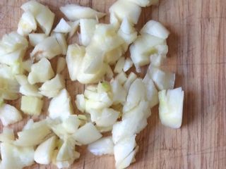 4、蚝油双椒手撕杏鲍菇,蒜去皮切蒜末