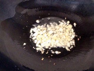 5、蚝油双椒手撕杏鲍菇,锅内放适量油，蒜末爆香