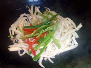 7、蚝油双椒手撕杏鲍菇,加入青红椒一起炒