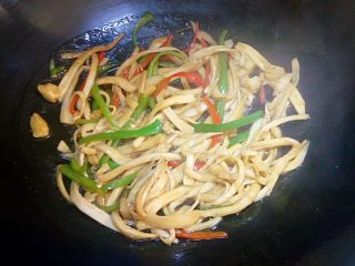 12、蚝油双椒手撕杏鲍菇,放好调味料，翻炒均匀，即可关火盛出