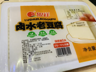 1、青椒炒豆腐,超市买一盒豆腐