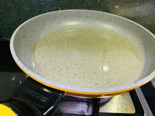 4、青椒炒豆腐,锅加食用油