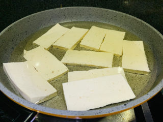 5、青椒炒豆腐,加入豆腐