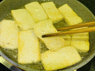 6、青椒炒豆腐,一面金黄，翻另一面