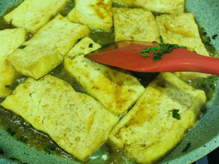 14、青椒炒豆腐,加些清水，翻炒均匀调料