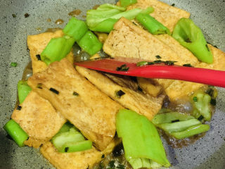 16、青椒炒豆腐,翻炒断生