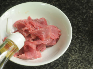 2、豌豆烧牛肉,牛肉丝里加入料酒