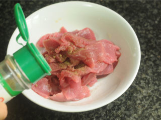 3、豌豆烧牛肉,撒入黑胡椒粉