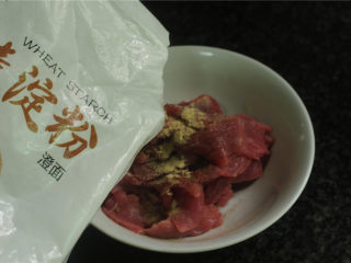 5、豌豆烧牛肉,加入淀粉，抓匀