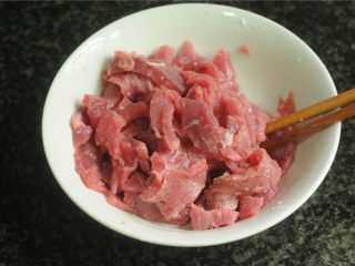 6、豌豆烧牛肉,腌制10分钟左右