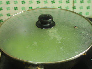 8、豌豆烧牛肉,盖上盖子焖一分钟，让豌豆粒熟透，捞出备用