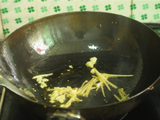 9、豌豆烧牛肉,油锅烧热，转小火爆香姜丝蒜末