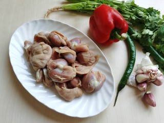 1、辣炒鸡胗,准备所需食材。