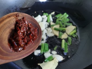 9、辣炒鸡胗,炒锅放入葱姜蒜爆香,加入一勺郫县辣椒酱翻炒。