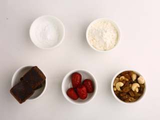 1、中式点心红糖夹心馒头,准备好食材，此处要提醒红糖要选择块状的，纯手工老红糖，味道才够醇哦，一般的糖粉口感并不好。