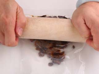 2、中式点心红糖夹心馒头,将红糖放到保鲜袋或者是干净的袋子里，用擀面杖把红糖压碎（正宗的老红糖，稍微用力就可以压碎，一直压不碎的可能是红糖不够好哟，虽然糖粉会更方便，可以省去这个步骤，但是口感和营养真的没有老红糖好）