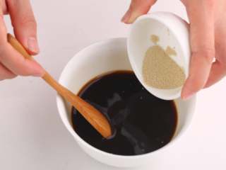 3、中式点心红糖夹心馒头,在红糖水中加入酵母粉搅拌均匀