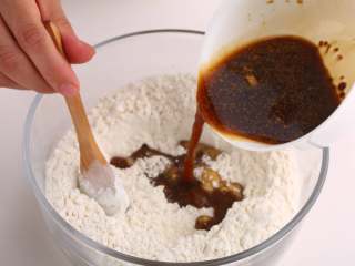 5、中式点心红糖夹心馒头,再倒入红糖酵母水