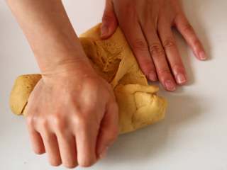 6、中式点心红糖夹心馒头,用手揉面，会看到面团的颜色慢慢变黄，慢慢变光滑