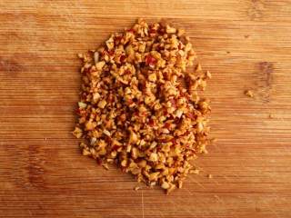 8、中式点心红糖夹心馒头,在醒面的同时，我们就来处理夹心馅啦，将红枣、腰果切成碎末