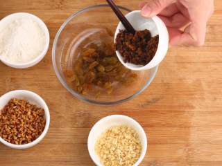 10、中式点心红糖夹心馒头,将葡萄干、腰果碎、红枣碎和刚才预留的红糖、面粉倒在一起，混合搅拌均匀