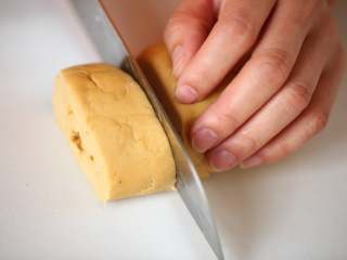 12、中式点心红糖夹心馒头,将发好的面团，揉成长条形，切成小段，一般切3cm宽，想要做大一点的，也可以^_^，根据自己喜好切形状哦