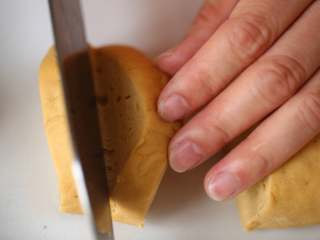 13、中式点心红糖夹心馒头,在小段的中间划开，不要切断哟，只要在中间划一刀