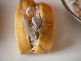 14、中式点心红糖夹心馒头,将拌好的馅料放入面团夹缝中