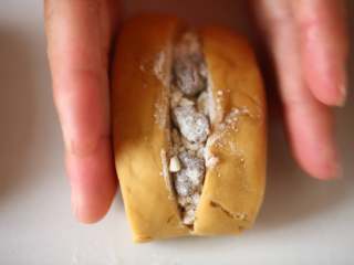 15、中式点心红糖夹心馒头,满满当当滴，可以用手稍微压一下两边，让馅料更牢固些