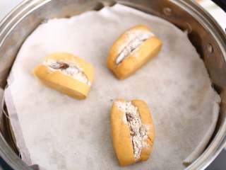 16、中式点心红糖夹心馒头,将蒸锅中放入清水，将红糖夹心馒头放到蒸锅上，先不要开火，冷锅醒发30分钟后，大火蒸15分钟（不能立即下锅蒸哦！要让馒头在常温下放一会，使面团松弛一下）