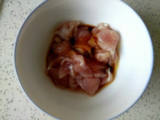 2、尖椒土豆片小炒肉,加入一勺生抽一勺料酒