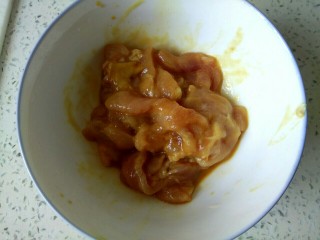 3、尖椒土豆片小炒肉,加入一勺淀粉，搅拌均匀，放置一会儿