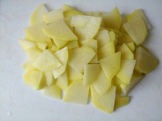 4、尖椒土豆片小炒肉,土豆切片